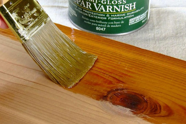 Phủ sơn, đánh vecni để tránh mọt gỗ xâm nhập